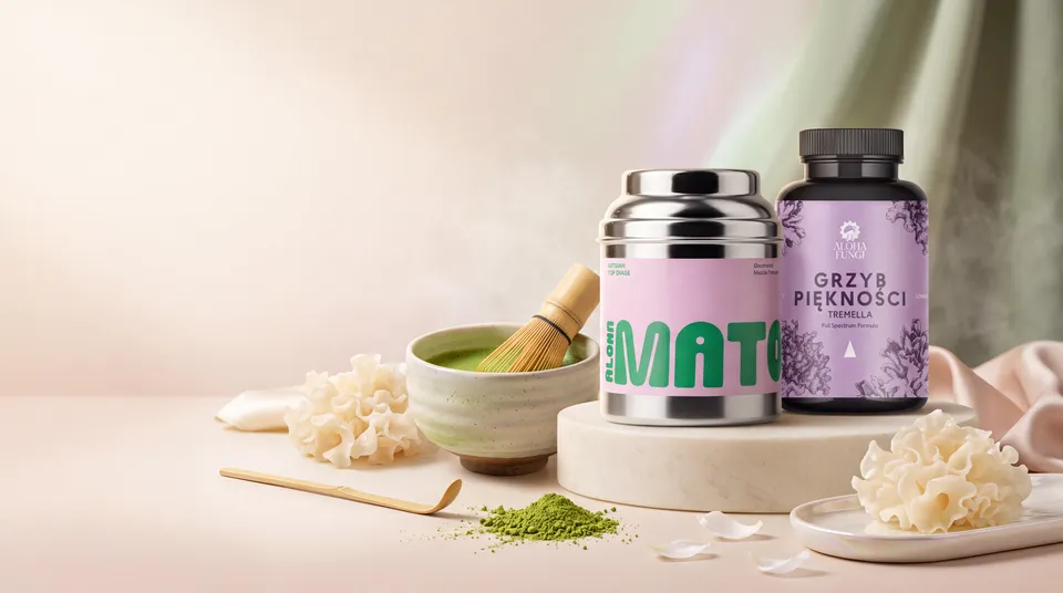 Aloha Matcha i Tremella, grzyb piękności, na tle matchy w proszku