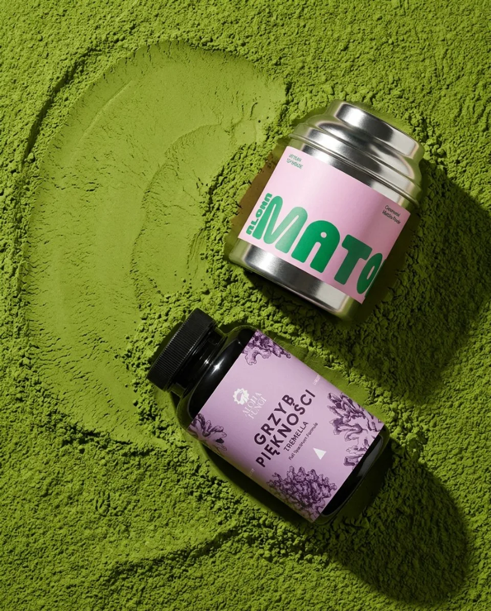 Aloha Matcha i Tremella, grzyb piękności, na tle matchy w proszku